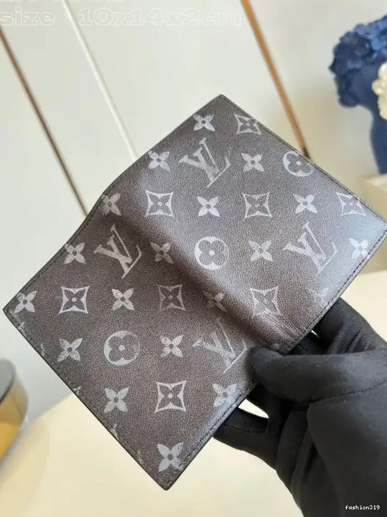 Louis Vuitton PASSPORT COVER-10*14*2.5CM 0427